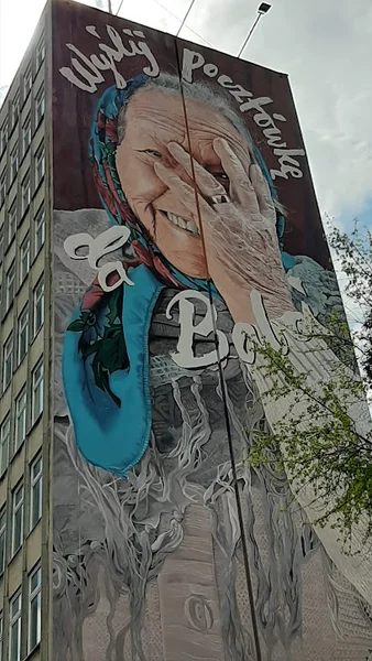 Mural 'Wyślij Babci pocztówkę'